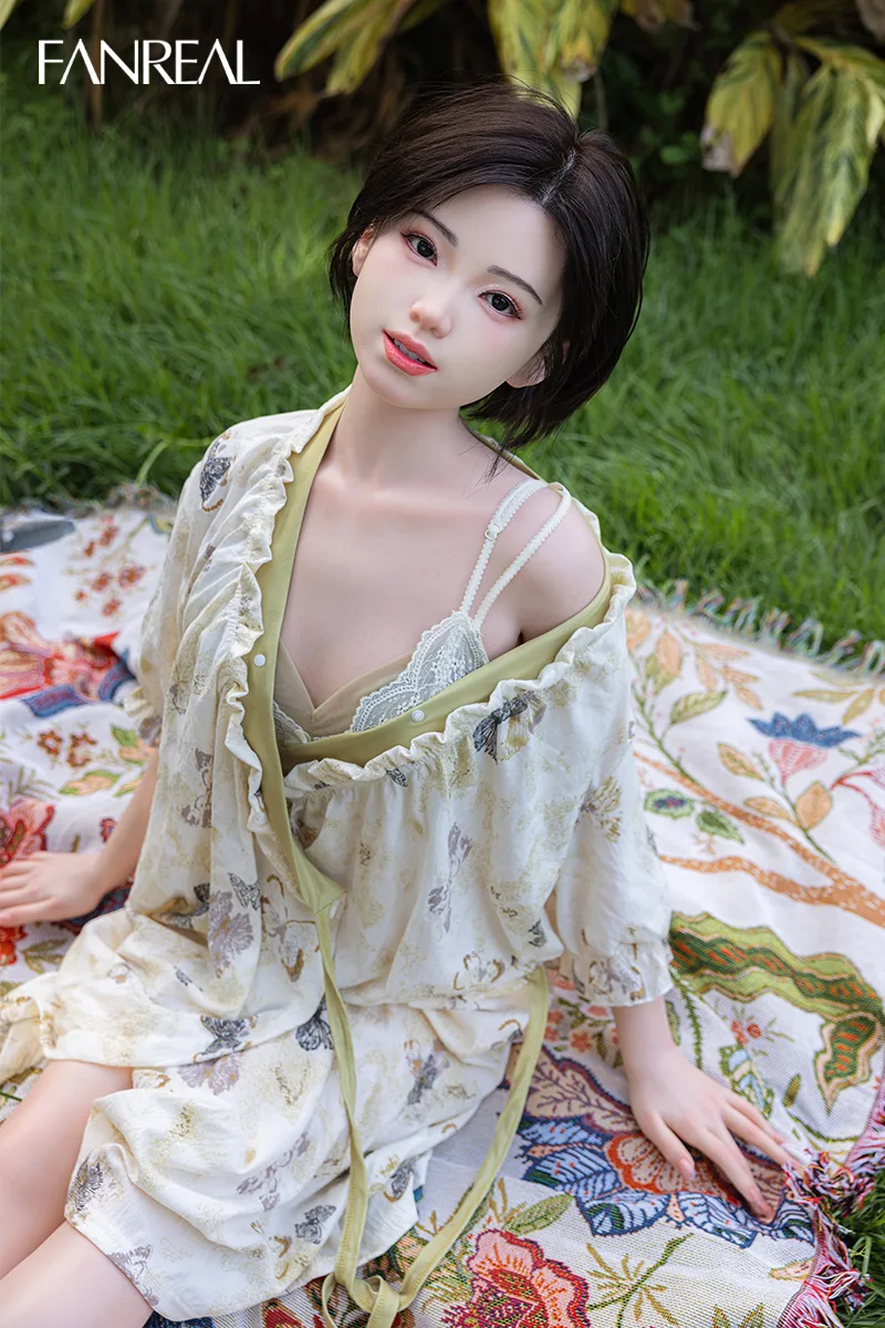 Companion model with life-size proportions